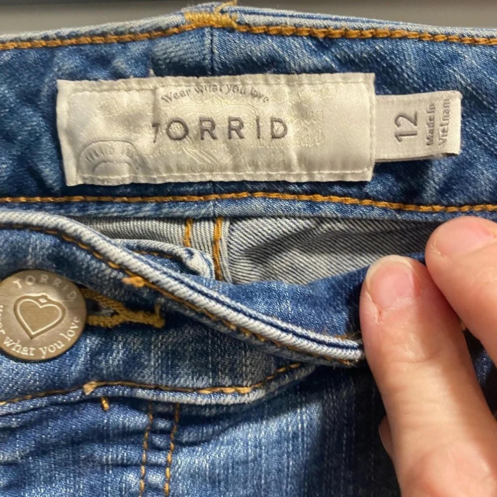 Women’s Torrid Raw Hem‎ Ankle Jeans size 12 EUC